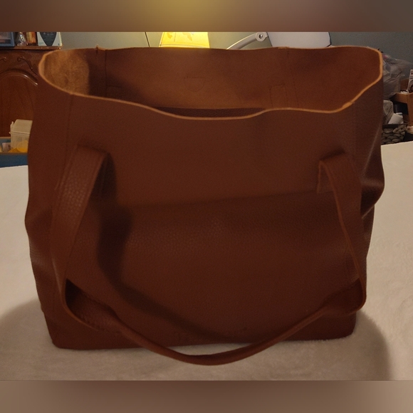 Chic Tan Leather Tote with Tassel - Picture 5 of 12